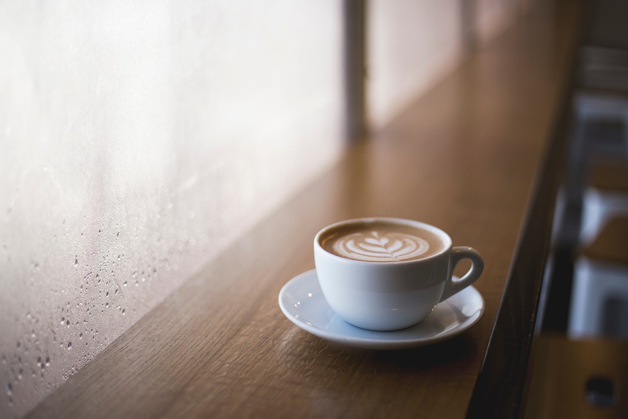 Šálka čerstvo pripravenej kávy s latte art